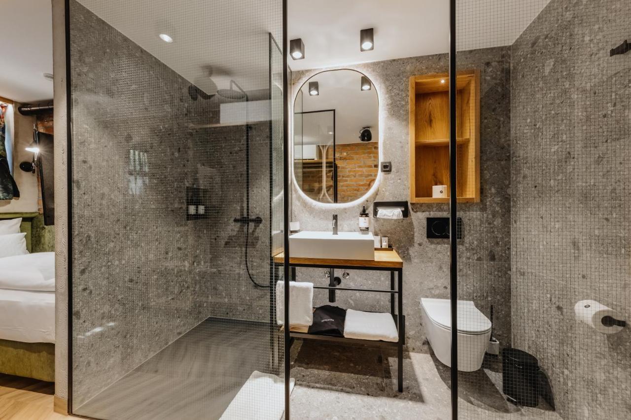 Hotel One66