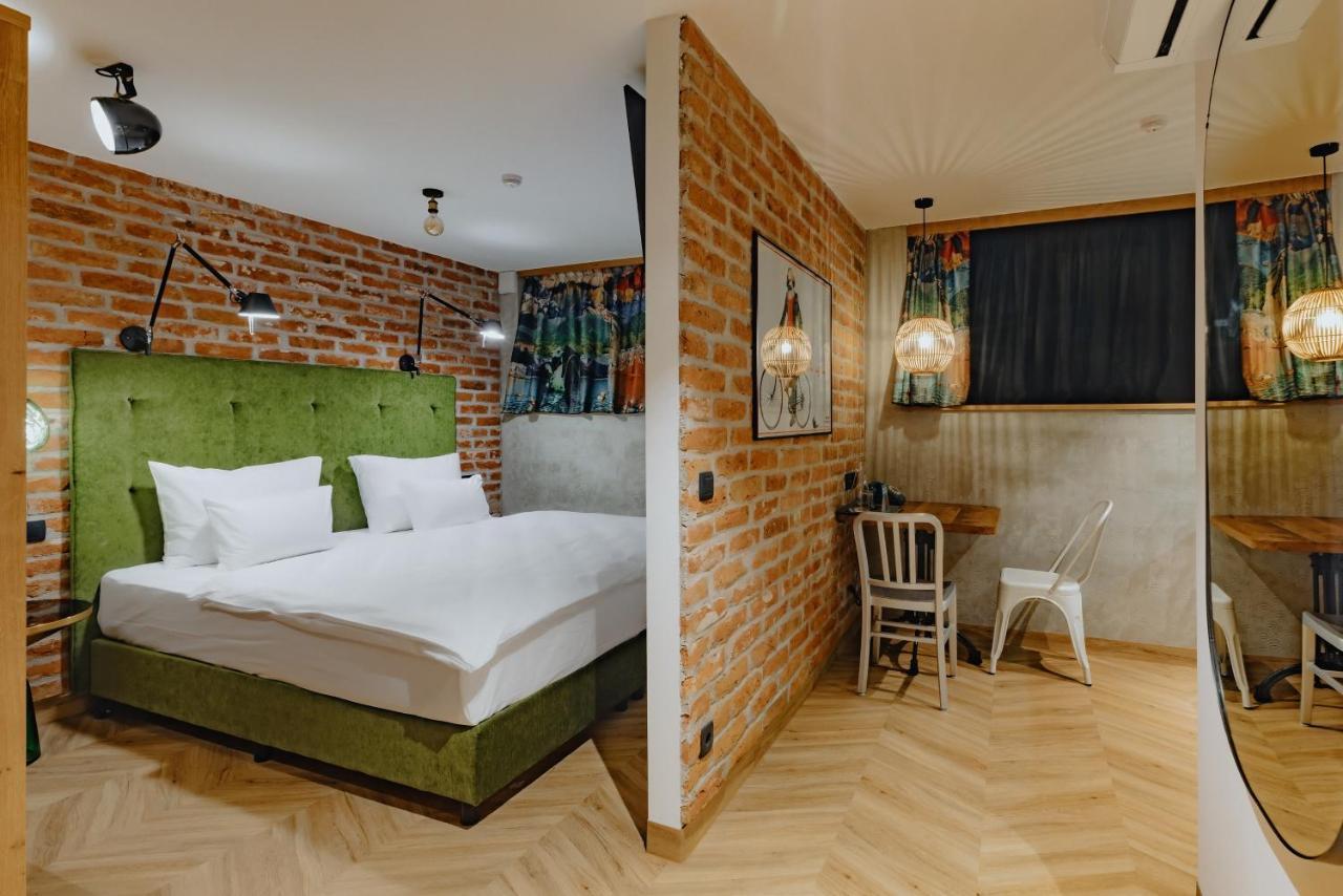 Hotel One66